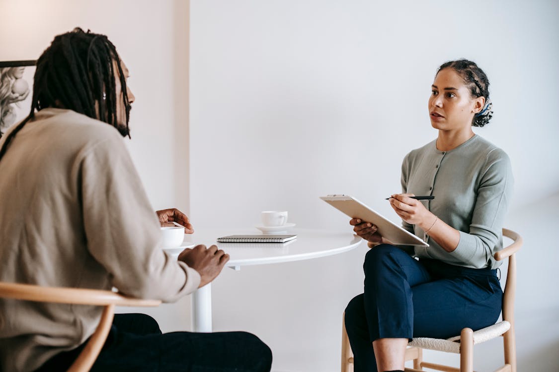 Psicoterapeuta Ã©tnica Femenina Escuchando La ExplicaciÃ³n De Los Clientes Negros