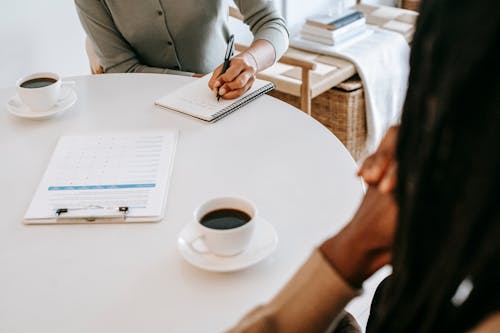 Gewasinterviewer Die In Kladblok Schrijft En Met Werkzoekende Praat