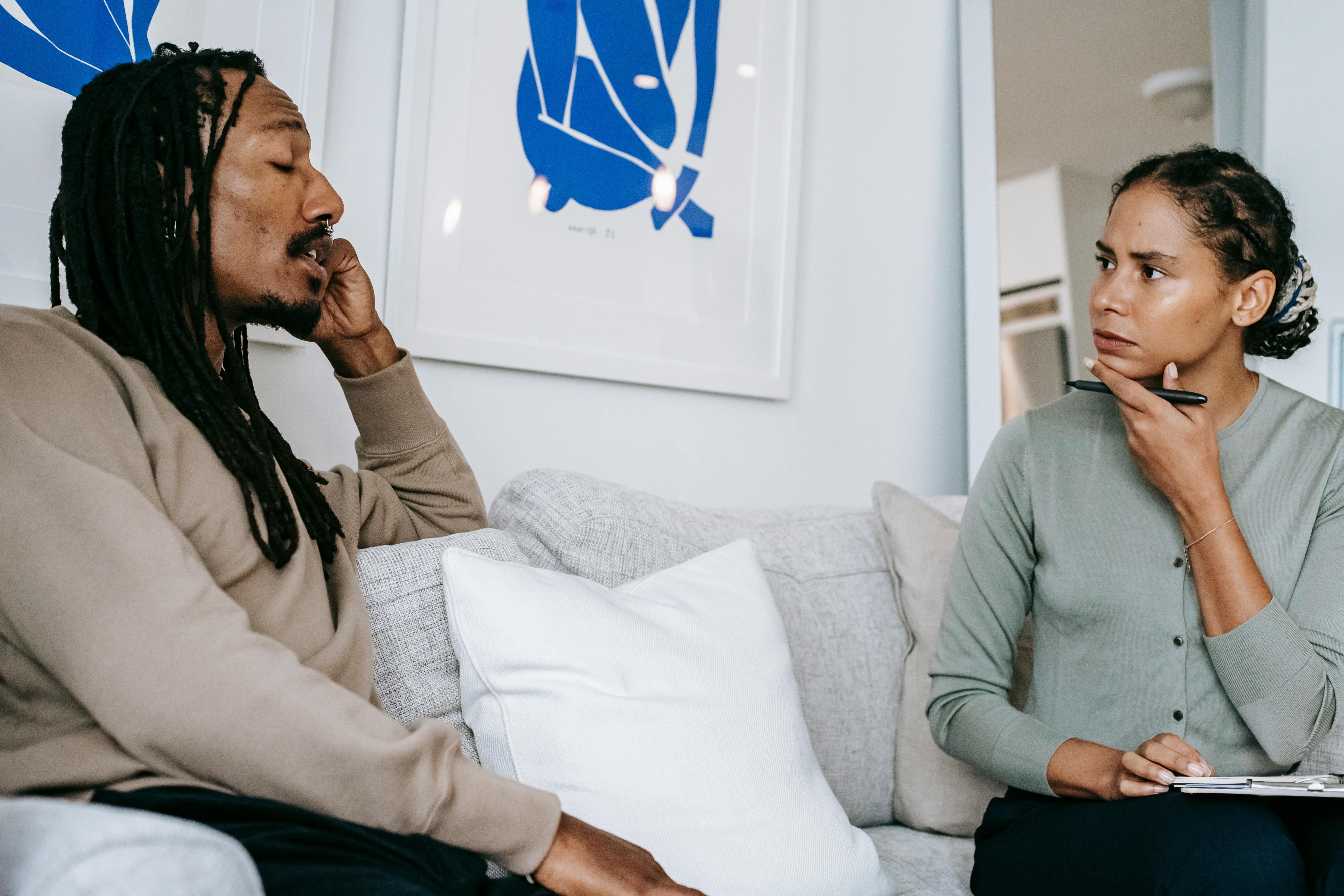 Attentive female counselor listening to male patient \u00b7 Free Stock Photo