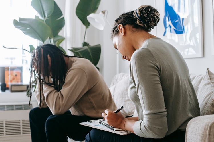 Frustrated Black Man Sharing Problem With Female Psychotherapist