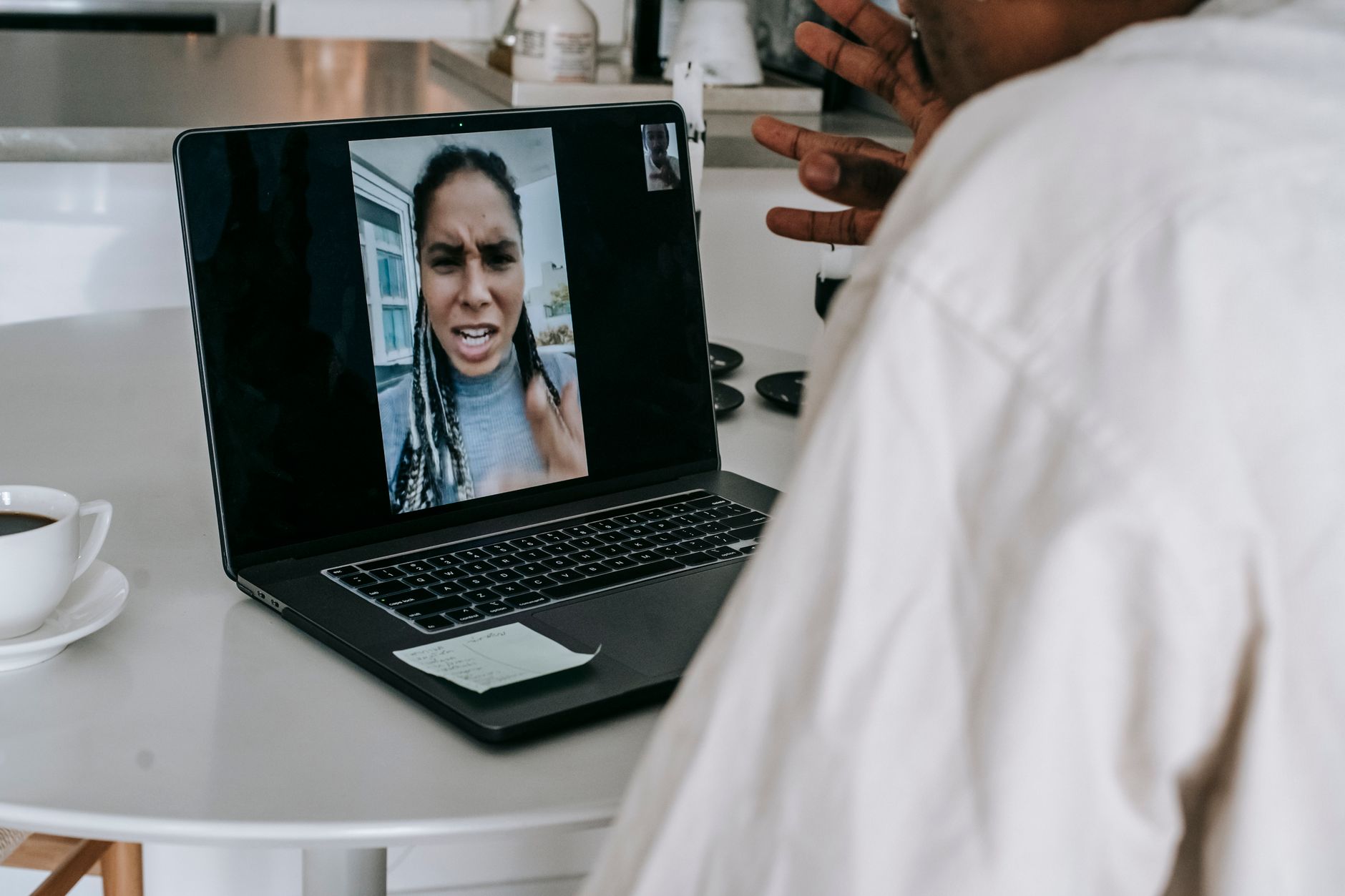 Une femme utilisant sa tablette pour discuter avec quelqu'un