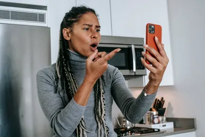 Femme sereine après un atelier
