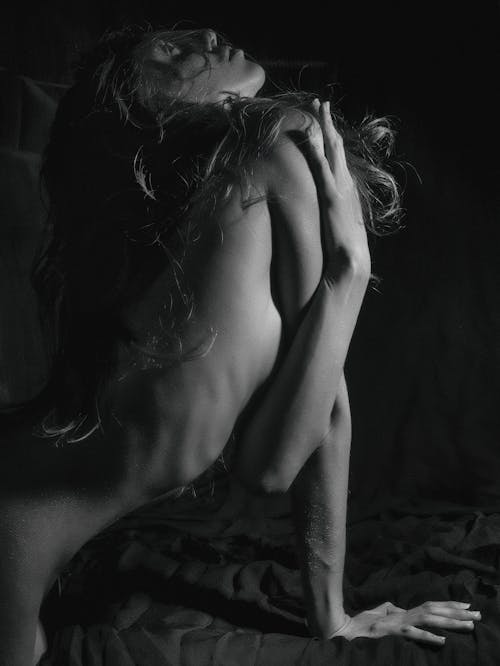 Immagine gratuita di donna, fotografia in scala di grigi, monocromatico