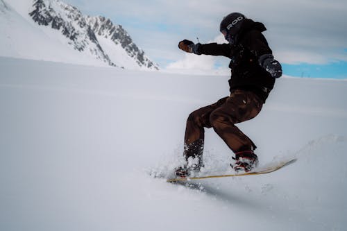 Základová fotografie zdarma na téma jízda na snowboardu, osoba, plný výstřel
