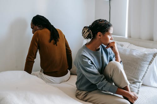 Ingyenes stockfotó afro-amerikai házaspár, ágy, baj témában