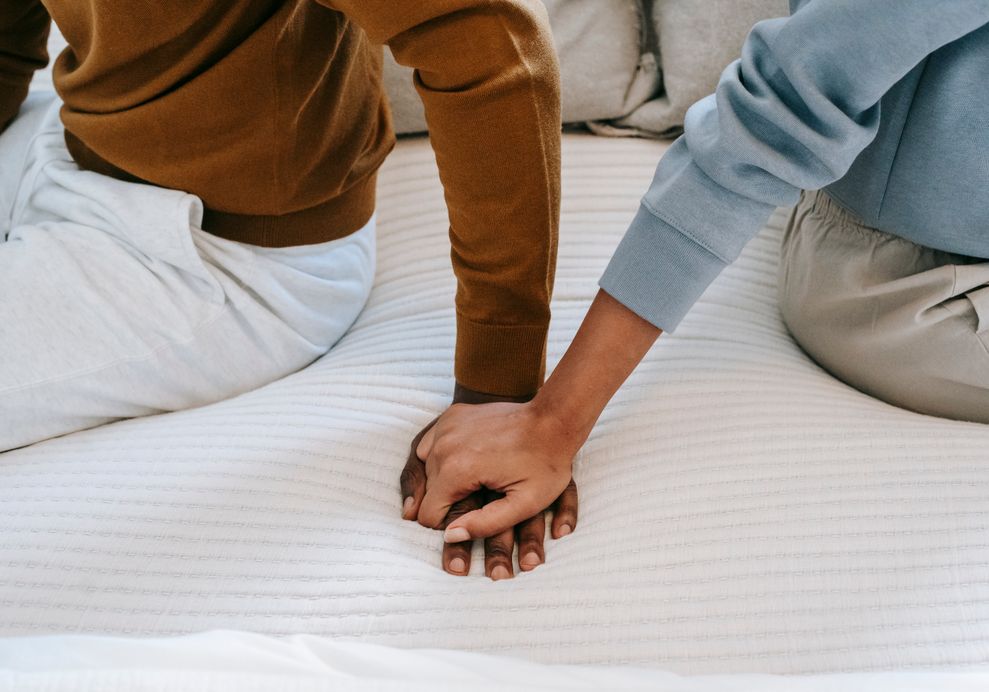 Online dating: starting a conversation on a niche platform