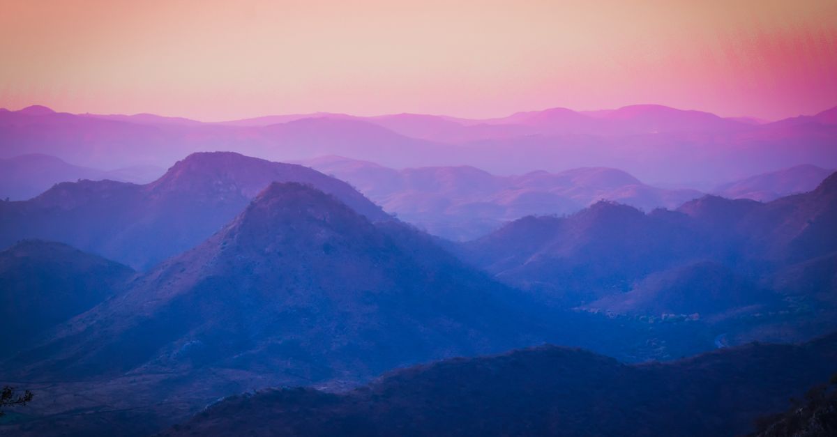 Viajero usando una eSIM para Esuatini con vistas al valle de Ezulwini