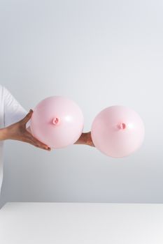用气球艺术象征乳房，再现乳腺癌意识