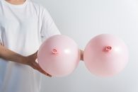 粉色气球类似乳房，凸显了乳腺癌意识