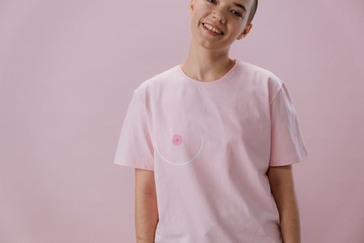 穿着粉红色衬衫的微笑者用抽象设计象征乳腺癌意识