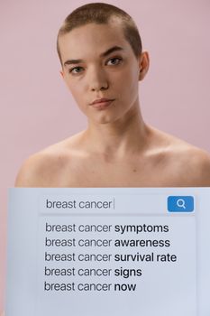 一位年轻女性的肖像通过搜索词宣传乳腺癌意识