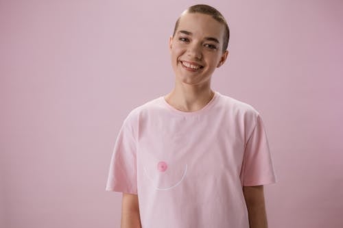 Foto profissional grátis de arte conceitual, blusa rosa, cabeça raspada