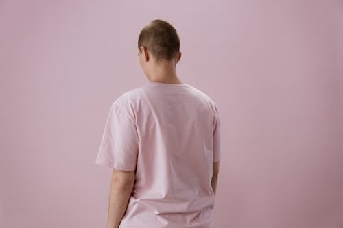 Fotos de stock gratuitas de cabeza afeitada, camisa rosa, conciencia del cáncer de mama