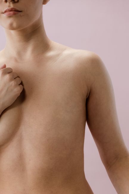 Fotomural Foto artística del torso desnudo de una mujer simbolizando la concienciación sobre el cáncer de mama y la fuerza.