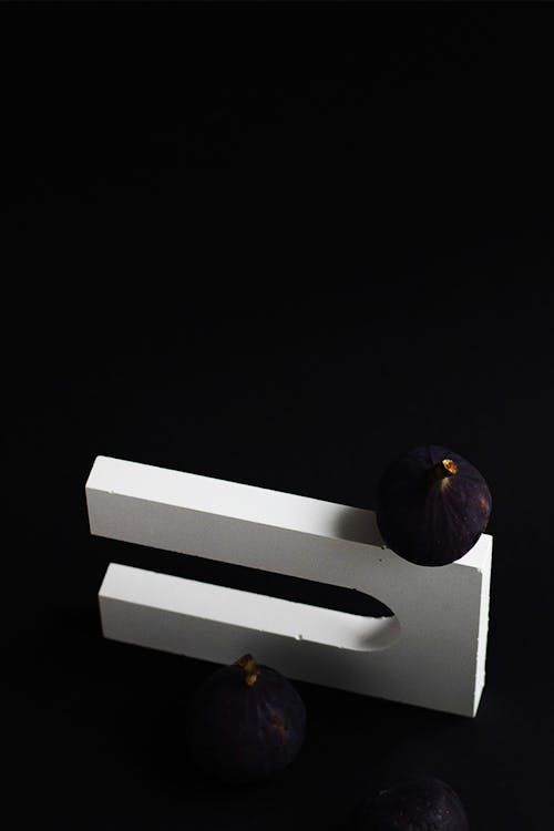 白色木板上的紫色圓形水果