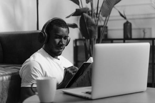 Ücretsiz afrikalı amerikalı adam, ajanda, dizüstü bilgisayar içeren Ücretsiz stok fotoğraf Stok Fotoğraflar