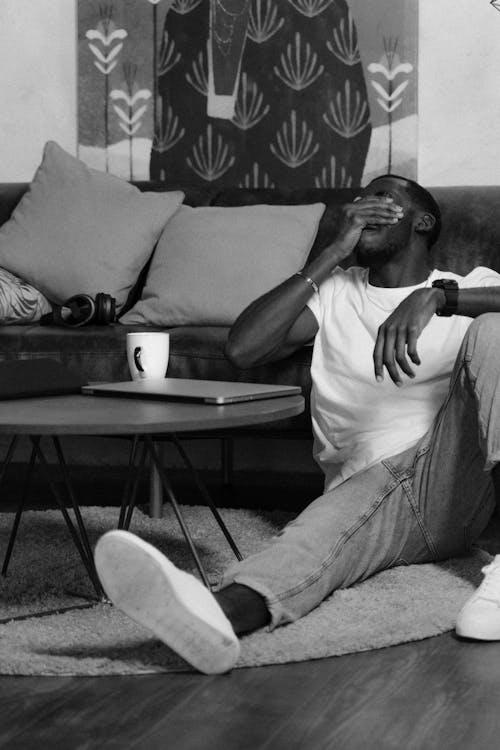 Безкоштовне стокове фото на тему «афроамериканський чоловік, вертикальні постріл, відтінки сірого» стокове фото