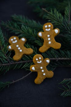 姜饼饼干被摆放在松枝上，呈现出完美的节日主题