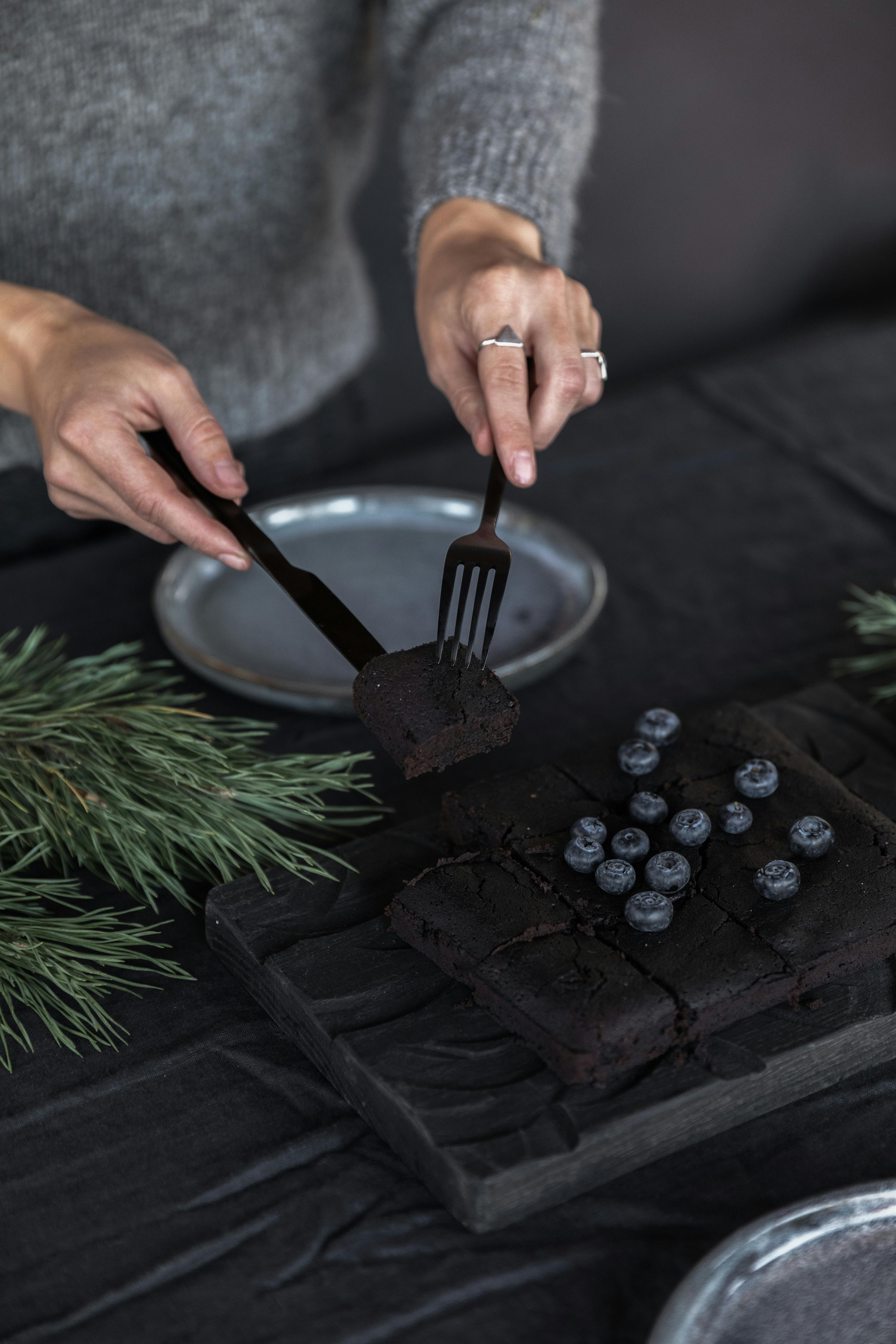 美味的黑巧克力蛋糕上铺着新鲜蓝莓，营造出舒适的冬季氛围