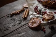 木桌上有一幅乡村静物画，画的是干橙子片、肉桂棒和八角茴香