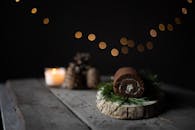 巧克力蛋糕卷放在乡村木板上，配着散景灯，非常适合节日主题