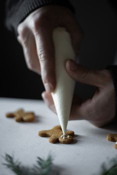 为假日烘烤，特写手结霜姜饼与糖霜