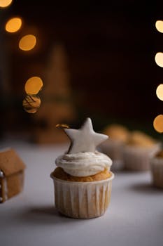 这款美味的纸杯蛋糕，饰有明星上衣和散景灯，营造出温馨的节日氛围