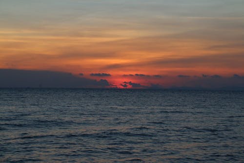 Kostenloses Stock Foto zu goldene stunde, horizont, meer