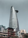 低角度拍摄越南胡志明市碧特斯科金融大厦与晴朗天空