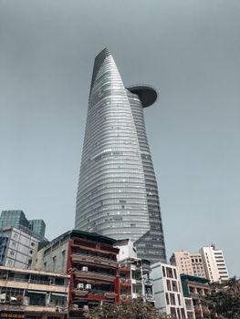 低角度拍摄越南胡志明市碧特斯科金融大厦与晴朗天空