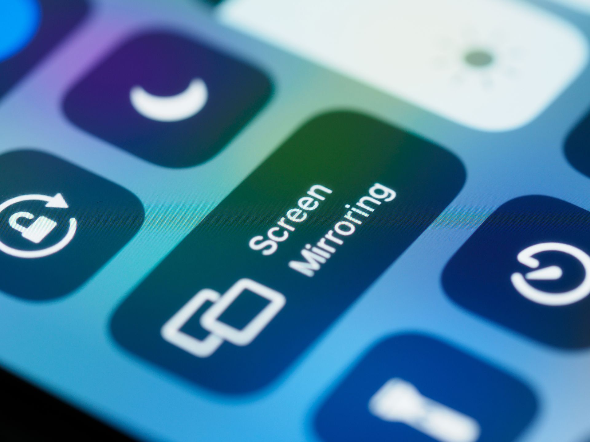 Un smartphone mostrando un icono de candado que representa el cifrado de datos