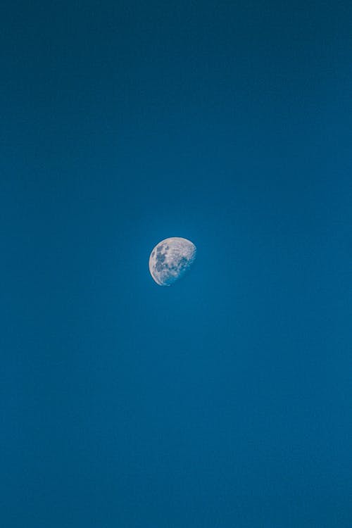 Photos gratuites de ciel bleu, lune, lune gibbeuse décroissante