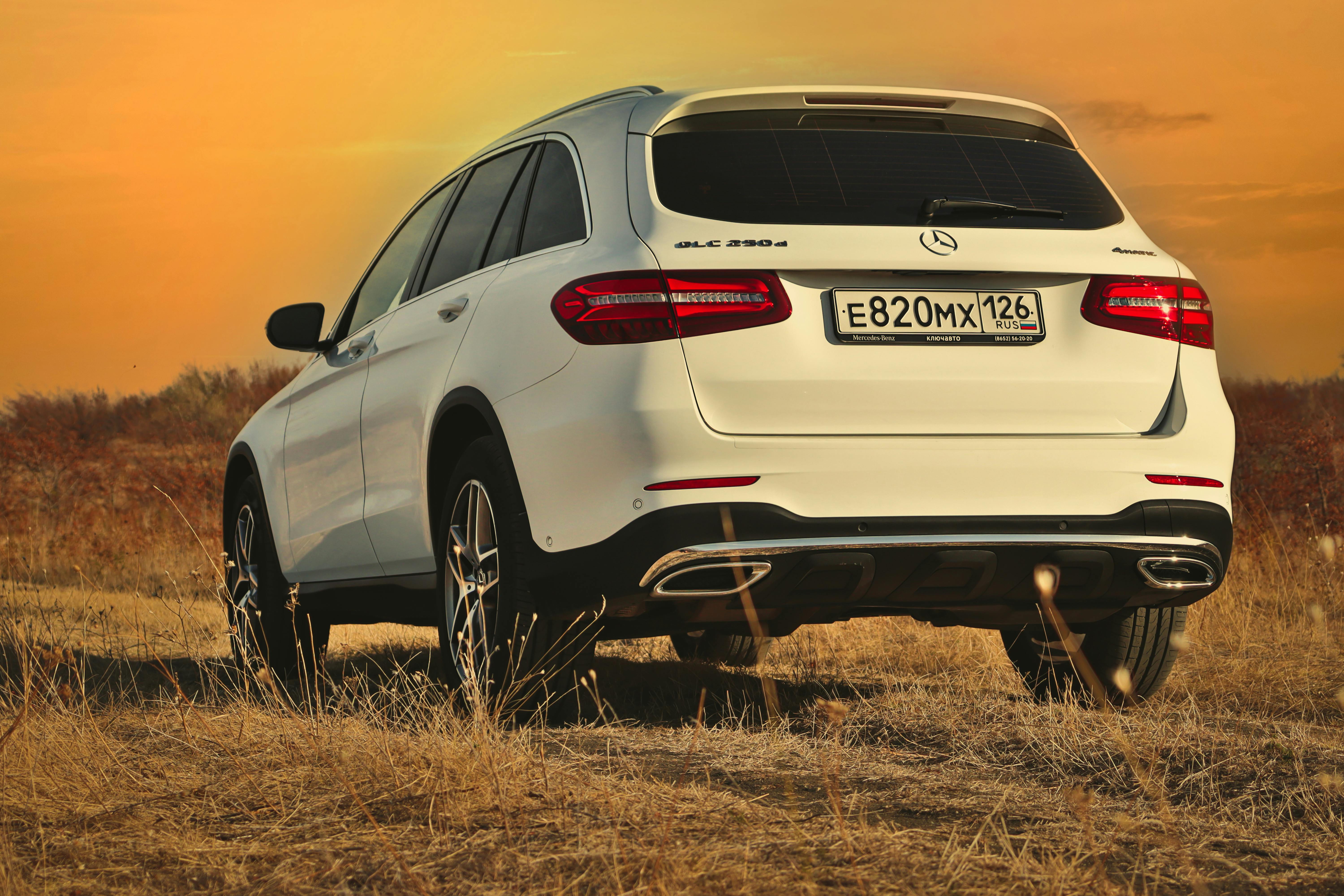 유튜브 영상을 보는 사람의 모습