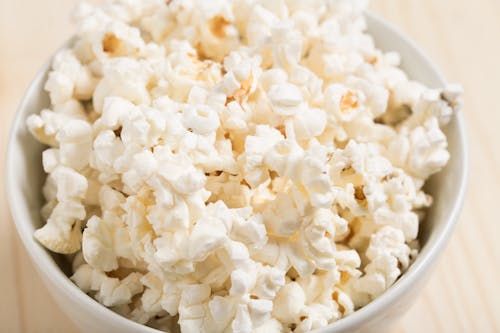 Yuvarlak Beyaz Seramik Kase üzerinde Beyaz Popcorns