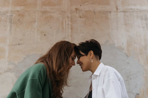 Gratis Wanita Berciuman Dengan Kardigan Hijau Dengan Kemeja Putih Foto Stok