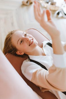 年轻女子在室内微笑着放松，享受着平静的时刻