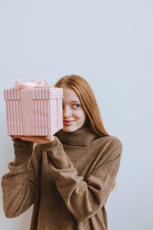 Immagine gratuita di donna caucasica, girato in studio, maglione lavorato