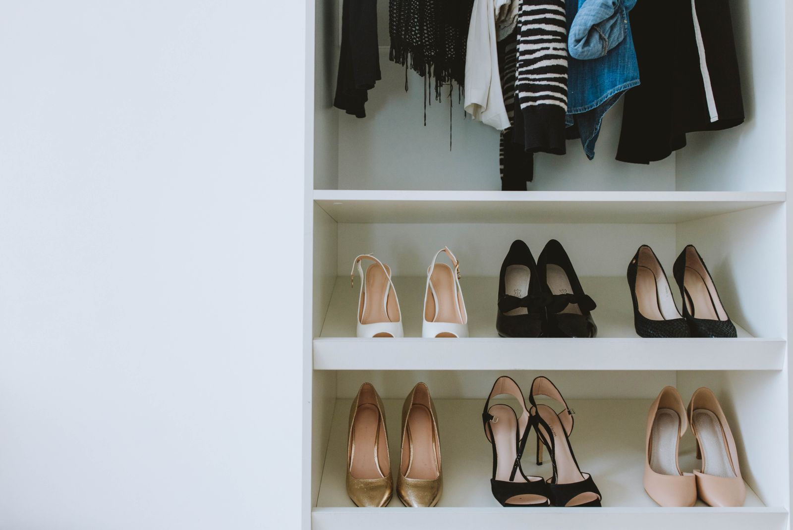 Entrée organisée avec range-chaussures bois et boîtes empilables transparentes en arrière-plan