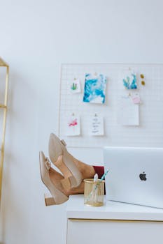 在舒适的家庭办公场景中，双脚抬起，展现放松与高效