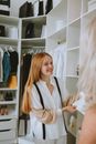 一位年轻的长发女子正在时尚精品店里买衣服
