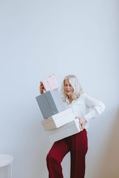 一位优雅的老妇人面带微笑，在时尚的室内环境中拿着礼品盒
