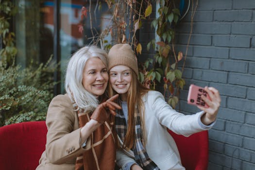 母女在户外自拍时捕捉到的快乐时刻