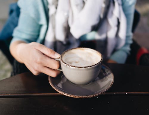 cappuccino, el, Fincan içeren Ücretsiz stok fotoğraf