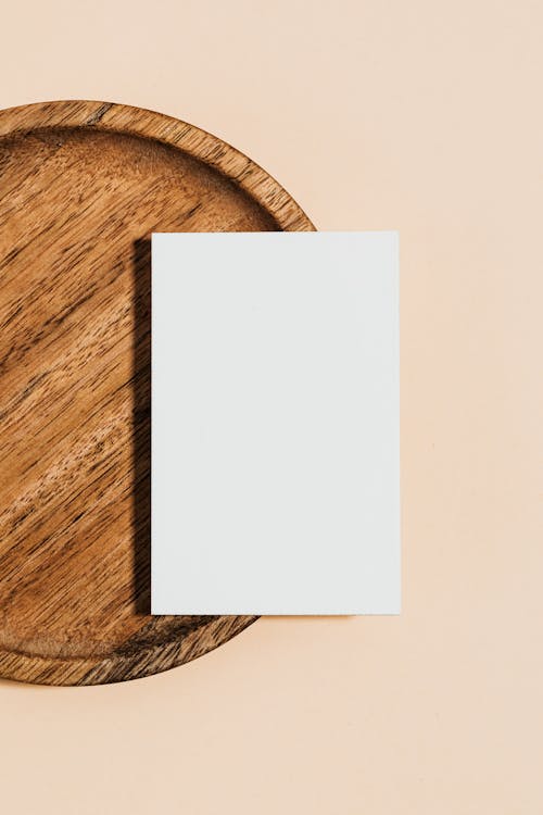 Kostenloses Stock Foto zu beige hintergrund, ein blatt papier, flach liegen