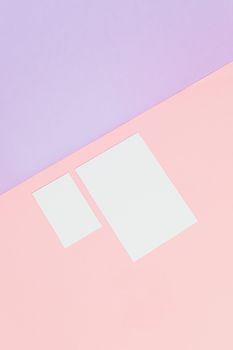 一幅极简主义作品，将几张纸置于柔和色彩的双重背景之上