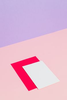 这是一张采用柔和背景的极简主义空白卡片实体模型，配有创意阴影