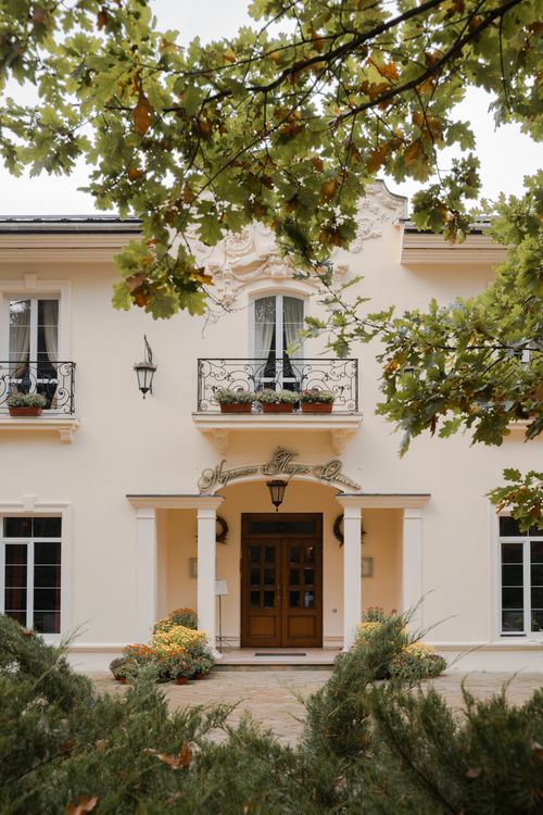 Fachada de arquitectura histórica rodeada de vegetación, imagen referencial