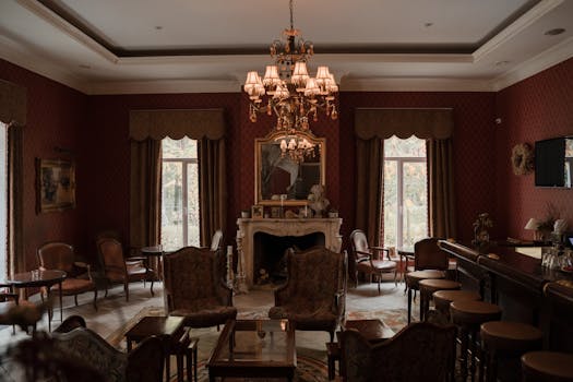 客厅内部采用复古装饰、枝形吊灯和优雅的家具，奢华而精致，散发着温暖的气息