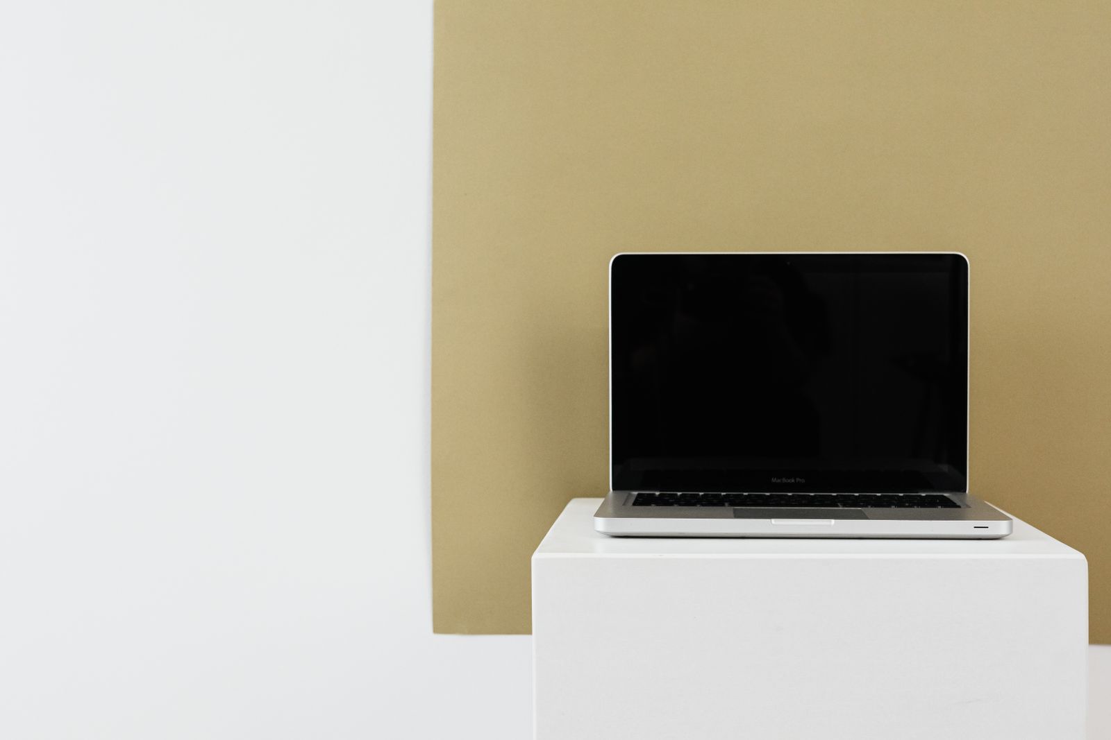 Minimalistisk laptop på hvidt bord