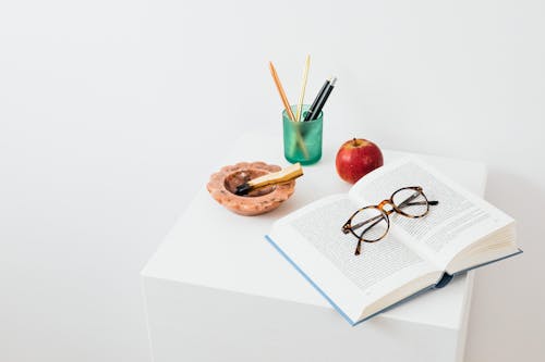 Gratis lagerfoto af æble, bog, briller